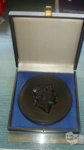 Medalis pagamintas iš anglies.