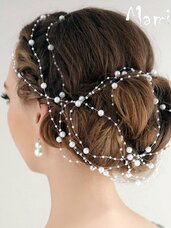 Puošnūs plaukų aksesuarai su perlų karoliukais.
