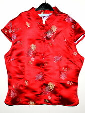 Kinietiško stiliaus ryškiai raudona palaidinė.
