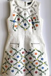 Balta puošni suknelė su margom gėlėm
