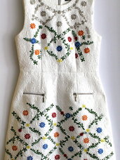 Balta puošni suknelė su margom gėlėm