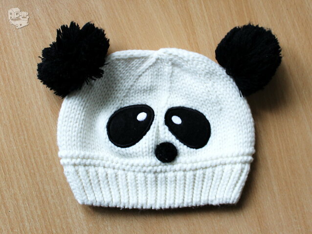 Šilta, balta pandos kepurė