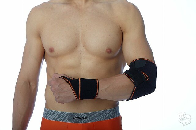 Elastinis riešo įtvaras sportininkams su šildančiu - šaldančiu