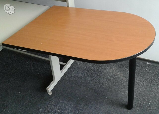 Dvieju daliu stalas, vienos dalies ilgis 1 m, plotis 70 cm.