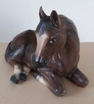 Keramikinis dekoratyvinis arkliukas, viena ausis truputėlį