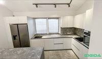Pilkos akmens ir baltos spalvos virtuvės baldai