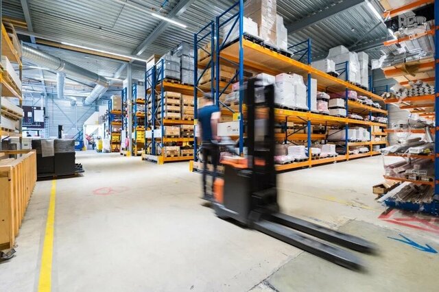 2 logistikos darbuotojai sandelyje Olandijoje