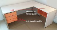Tvirtas, stabilus, kampinis rašomasis stalas.