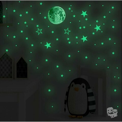 Sienos lipdukas tamsoje šviečiantis mėnulis ir žvaigždės