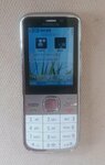 Tvarkinga Nokia C5, įkroviklis yra.