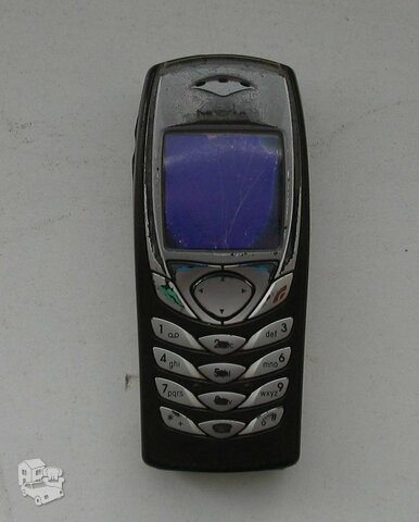 Telefonas Nokia 6100, veikiantis, tačiau susiliejęs ekranas